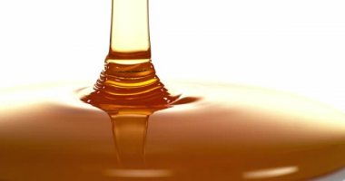 Beyaz karşı akan bal