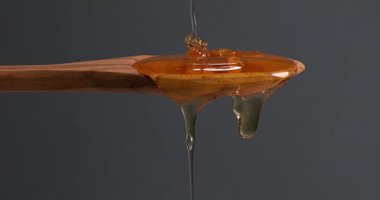 Tatlım Flowing tahta kaşık, yavaş hareket 4k üzerinde