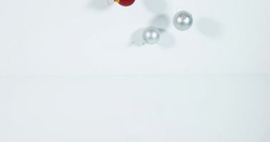 düşen Noel topları