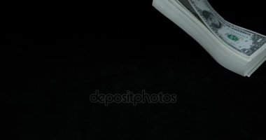 1 bize Doları siyah arka plan karşı yavaş hareket 4 k düşen banknot