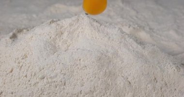 Un üzerinde düşen yumurta