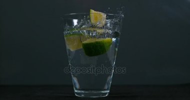Yeşil bir cam içine düşen narenciye