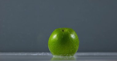 Granny Smith su üzerinde düşen elma