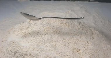 Kaşık un üzerinde düşen