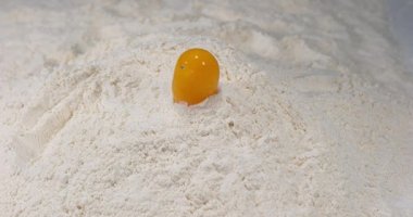 Un üzerinde düşen yumurta