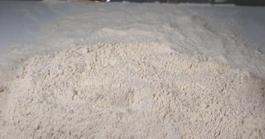 Kaşık un üzerinde düşen