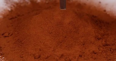 Çikolata çikolata tozu üzerinde düşen barlar