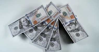 Tabanca ve 100 ABD Doları banknot