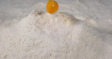 Un üzerinde düşen yumurta