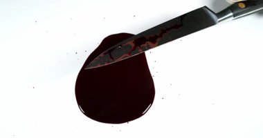 Beyaz karşı kan bıçakla