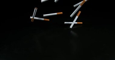 Siyah arka plan karşı yavaş hareket 4 k düşen Sigara