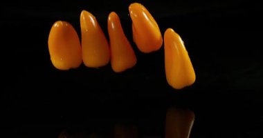 Sarı tatlı biber, capsicum annuum, sebze su siyah arka plan, yavaş hareket 4 k karşı düşen