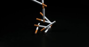 Siyah arka plan karşı yavaş hareket 4 k düşen Sigara