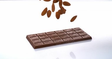 Sütlü çikolata üzerinde düşen badem 