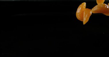 Clementines, narenciye reticulata, su siyah arka plan, yavaş hareket 4 k karşı düşen meyve