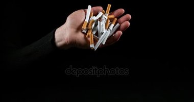 Adam ve kırık sigara el