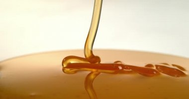 Beyaz karşı akan bal