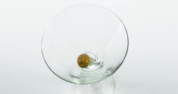 Olives vertes tombant dans un verre — Video