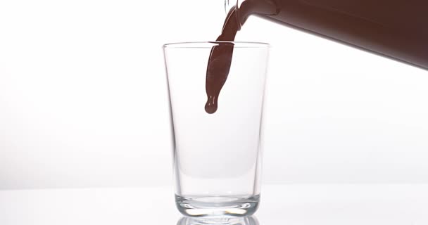 Chocolate vertiendo en un vaso — Vídeos de Stock