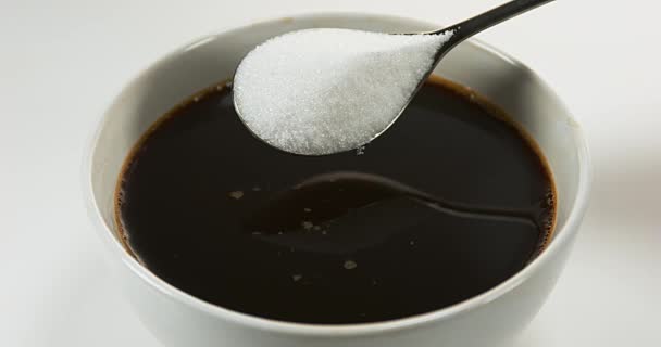Suiker vallen in kom van koffie — Stockvideo