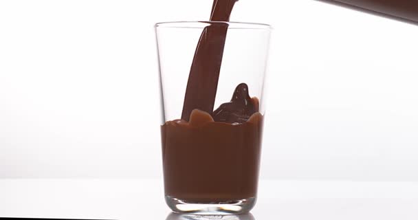 Chocolate vertiendo en un vaso — Vídeo de stock