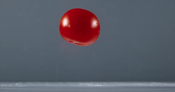 Pomodoro che cade sull'acqua — Video Stock
