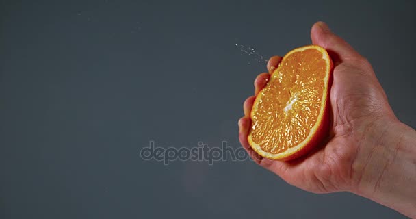 Το χέρι του ανθρώπου συμπίεση πορτοκάλι — Αρχείο Βίντεο