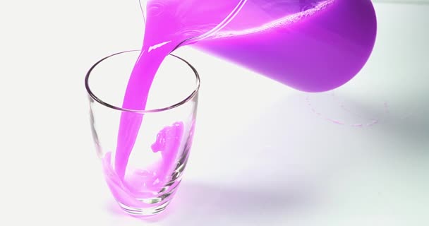 Фруктовый сок наливают в стекло — стоковое видео