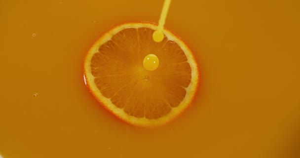 Portakal suyu dökülür varlık — Stok video