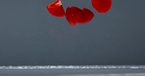 Tomates caindo na água — Vídeo de Stock