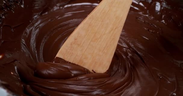 Chocolate de leche de torneado de cuchara de madera — Vídeo de stock