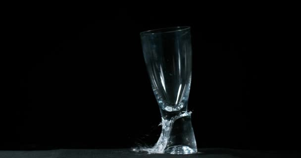 Glas Falling och exploderande — Stockvideo