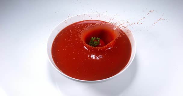 Tomate cereja caindo no suco de tomate — Vídeo de Stock
