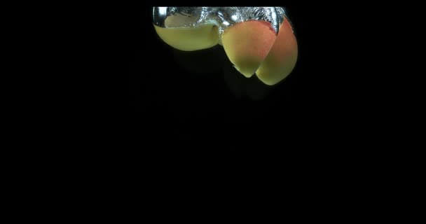Äpplen, malus domestica, frukt inlåtande vatten mot svart bakgrund, Slow Motion 4k — Stockvideo