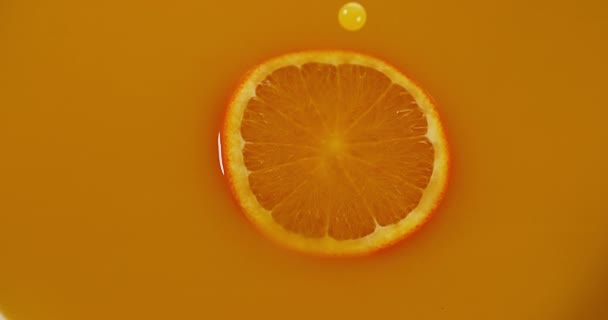 Orangensaft wird ausgeschenkt — Stockvideo