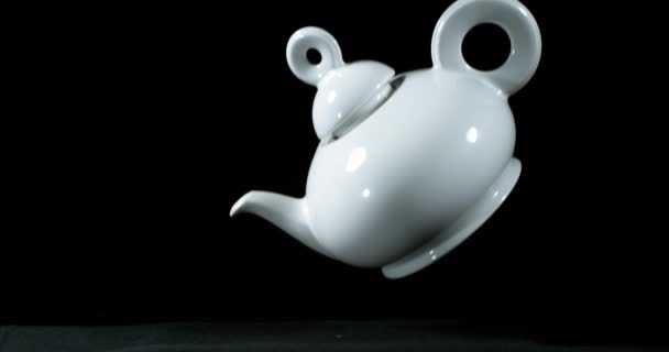 Théière tombant et explosant  