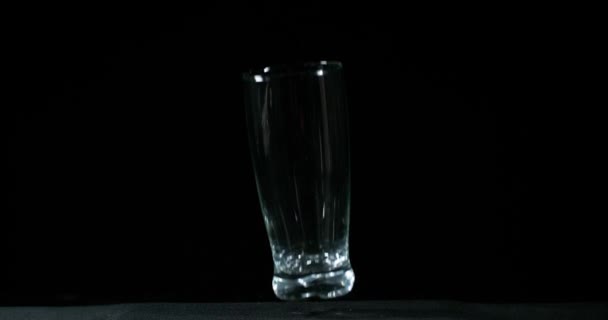 Glas fällt und explodiert — Stockvideo