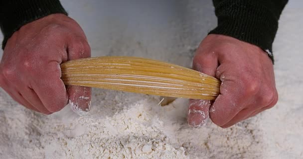 Kezében az ember törés spagetti — Stock videók