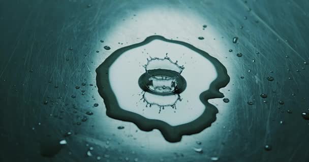 スローモーション 4 k の水に落ちる水の滴 — ストック動画