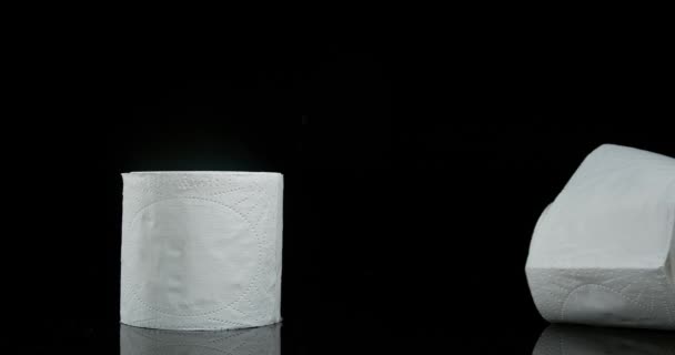 Rollo de papel higiénico cayendo — Vídeo de stock