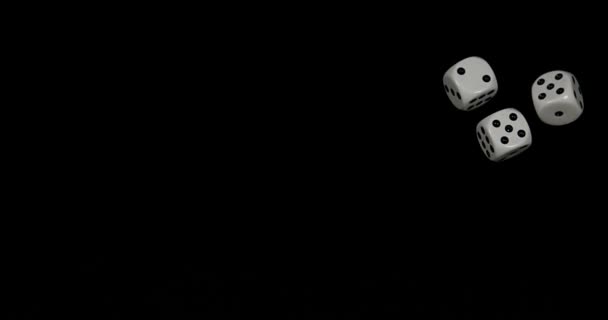 Tärningarna rulla mot svart bakgrund, Slowmotion 4k — Stockvideo