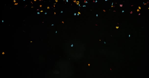 Confetti vallen tegen zwart — Stockvideo