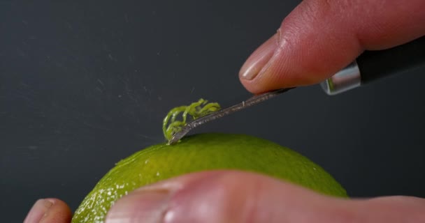 Ralladura de limón verde — Vídeo de stock