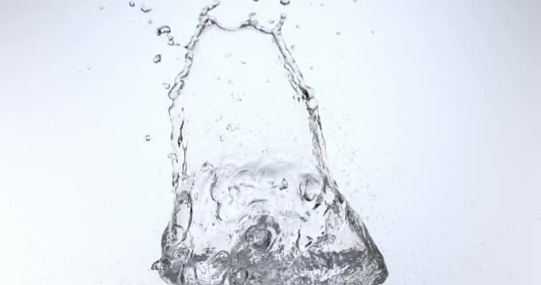 Νερό που αναβλύζει λευκό φόντο, αργή κίνηση 4k — Αρχείο Βίντεο