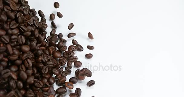 Кофе-бобы падать на белом фоне, медленное движение 4K — стоковое видео