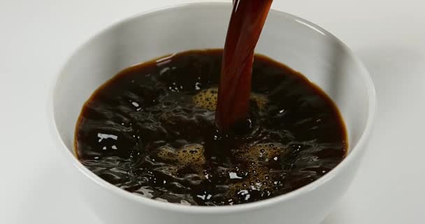 커피 커피 그릇에 붓는 — 비디오