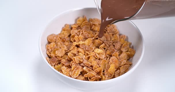 Chocolate que flui para uma tigela de cereais — Vídeo de Stock
