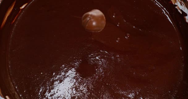 Шоколад падает в молочный шоколад — стоковое видео