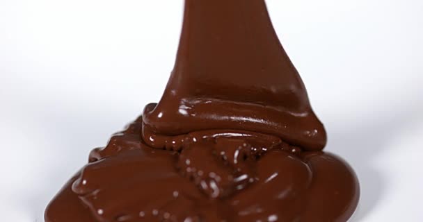 Chocolade stroomt op wit — Stockvideo
