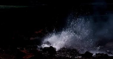 Gayzer, Kenya, yavaş hareket 4k Bogoria Gölündeki Kaplıcalar